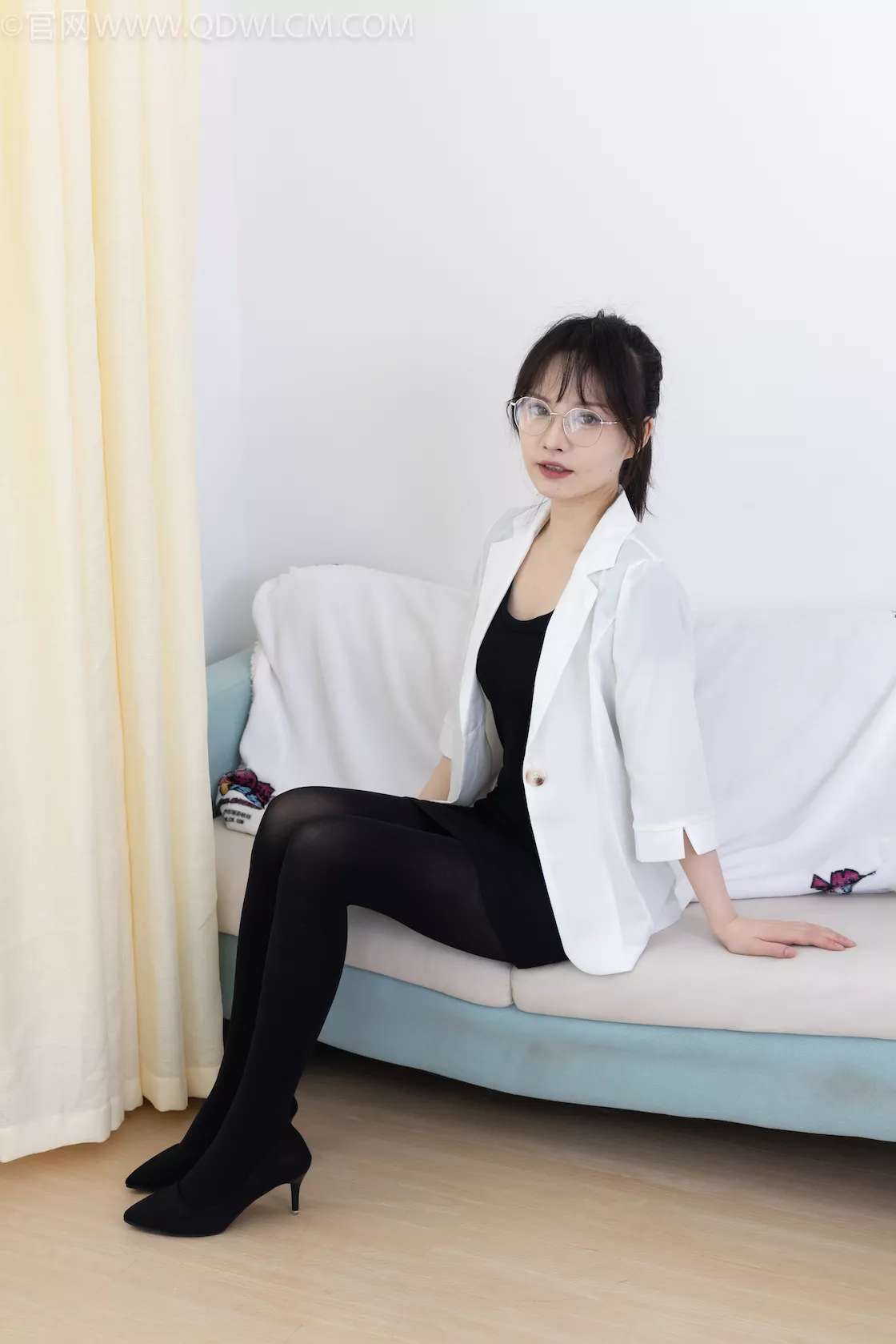 黑丝脚 物恋传媒1997期：小酒-高跟鞋、厚黑丝、丝袜脚踩圣女果剧情、物恋传媒摄影作品、物恋摄影映画摄影作品- 物恋传媒