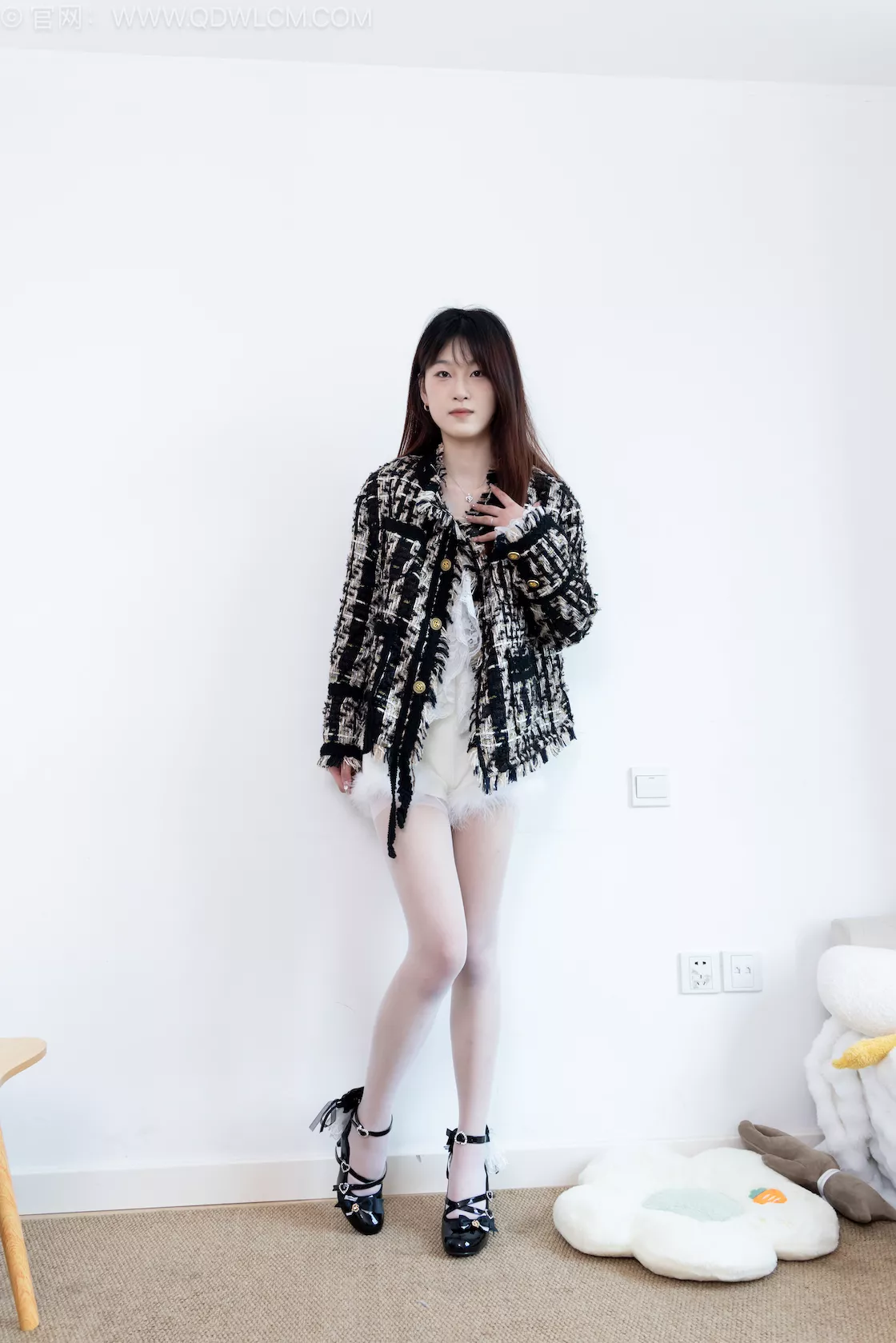 勿恋传媒2695期：雪芽-高跟鞋、薄白丝（脚尖加固款）、穿脱外套插图2