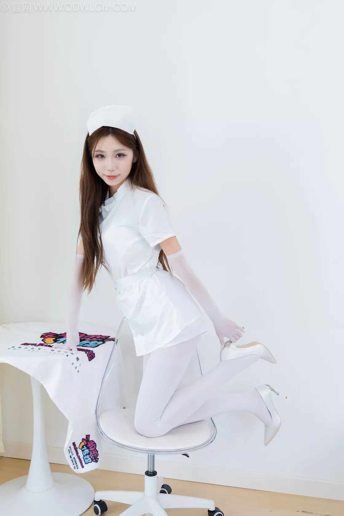 勿恋传媒 2504期：泡泡-高跟鞋、厚白丝、互士服、白丝手套[165P/1V/4.3G]插图3