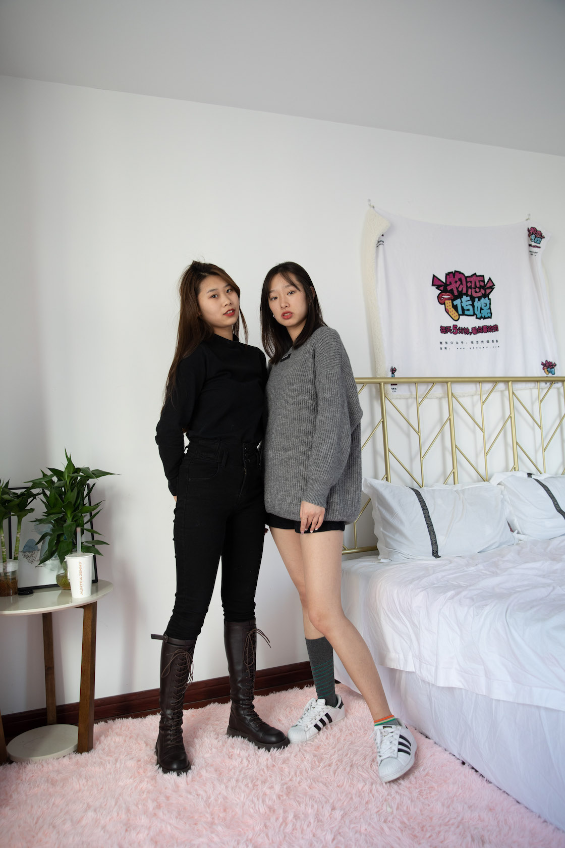 00010英语课本第696章课件.jpg